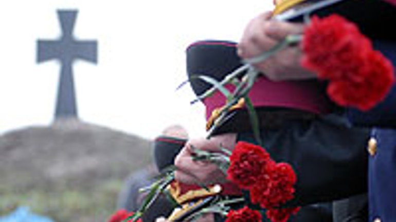 В Украине отмечают День памяти Героев Крут, служат панихиды - фото 1