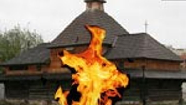 Medieval Catholic Church Catches on Fire in Western Ukraine - фото 1