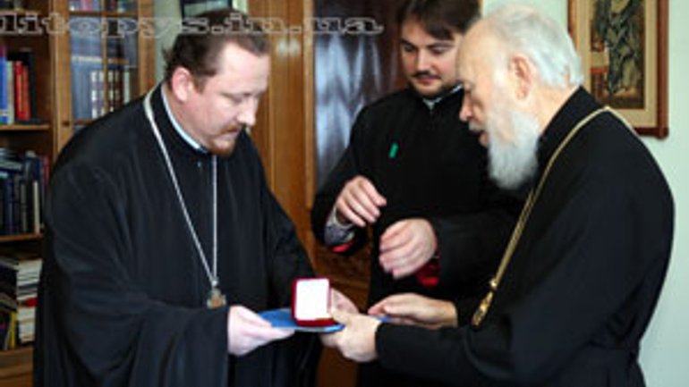 Предстоятель УПЦ вручил церковные награды делегации Белорусского Экзархата РПЦ - фото 1