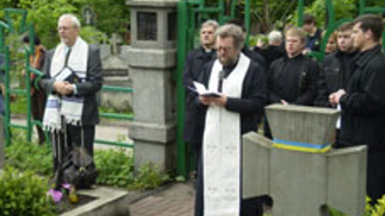 На Янівському кладовищі у Львові вшановували радше День пам‘яті, ніж День Перемоги - фото 1