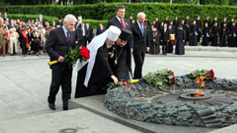 UOC-MP Primate Performed Memorial Litia at Tomb of Unknown Soldier and Attended Victory Parade - фото 1