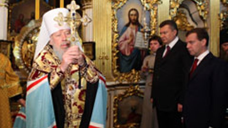 President Yanukovych and President Medvedev Pray at Kyiv Cave Monastery - фото 1