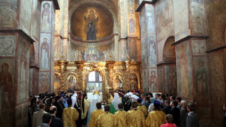 Патріарх Кирил і Митрополит Володимир вперше молилися  в храмі Святої Софії - фото 1