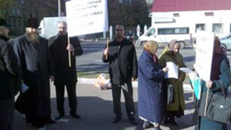 Parishioners of UOC-MP Protest Against Persecutions of Orthodox in Russia - фото 1