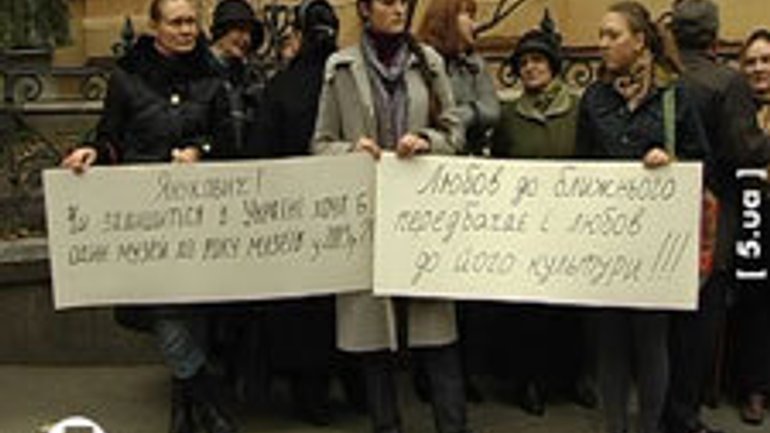Музейщики Киево-Печерского заповедника выразили публичный протест на Банковой - фото 1