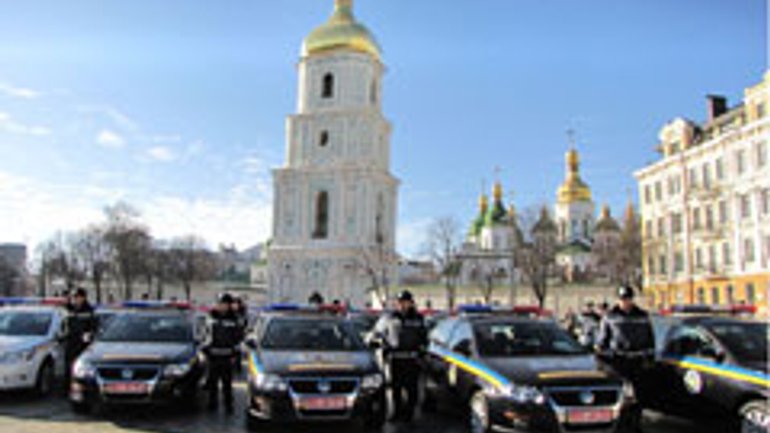 На Софіївській площі священнослужителі УПЦ освятили 116 патрульних автомобілів і технічні засоби контролю порушень на дорогах - фото 1