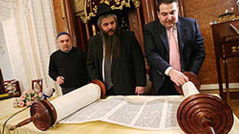 Решение КГГА передать свитки Торы в собственность киевской синагоги будет обжаловано Госкомархивом - фото 1
