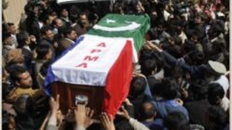 Тысячи христиан Пакистана простились с убитым министром-католиком - фото 1