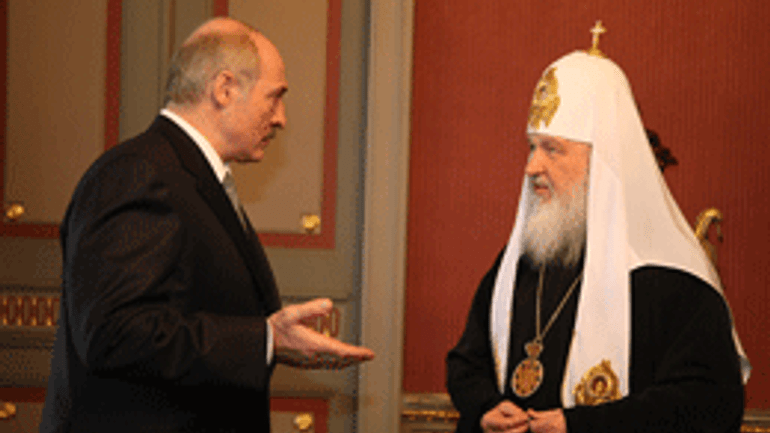 Президент Беларуси советует Патриарху Кириллу не прятать бороду во время катания на лыжах - фото 1