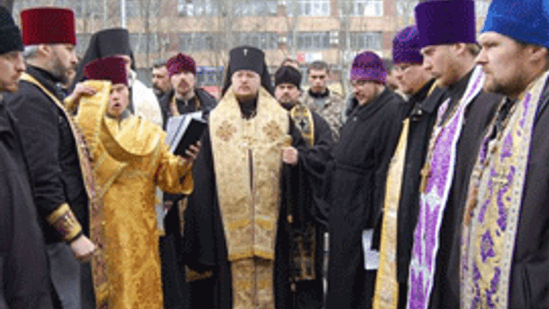 В Донецке около сотни священников и мирян молились за справедливое решение донецких судей - фото 1