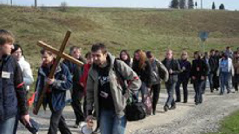 Молодь з Богом в серці і Україною на вустах здійснила прощу до Страдчу, щоб пройти Хресною дорогою Ісуса - фото 1
