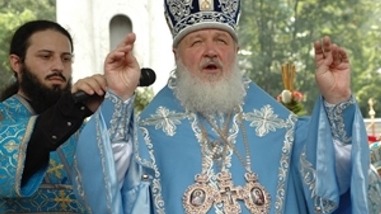 Патриарх Кирилл отслужил литургию на центральной площади Харькова - фото 1