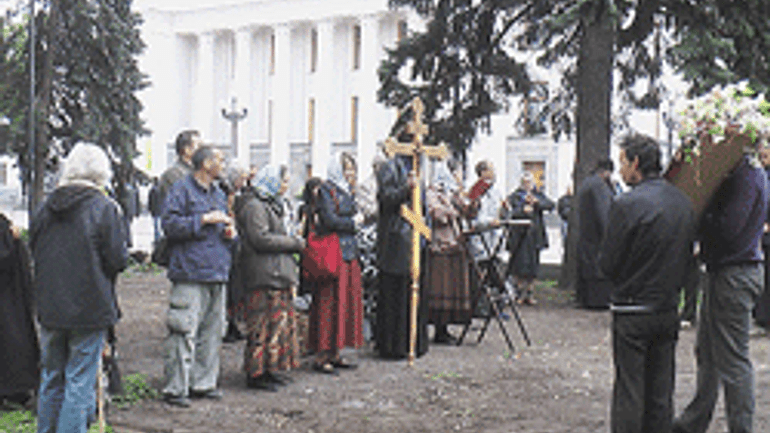Police Tears Down Tent Church of UOC-Moscow Patriarchate and Victims Complain to Patriarch Kirill - фото 1
