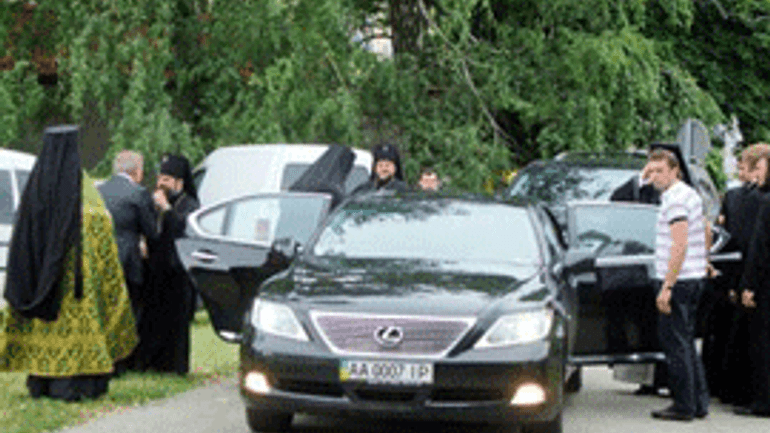 Журналисты узнали стоимость "Лексуса", на котором новый владыка Житомирский Никодим (УПЦ) приехал в город - фото 1