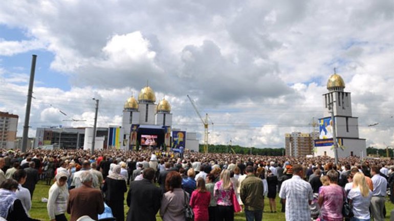 40 тысяч верующих УГКЦ во Львове участвовали в благодарственной молитве за визит Папы Иоанна Павла II 10 лет назад - фото 1