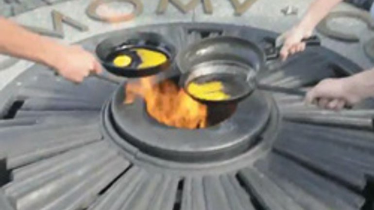 УГКЦ и УПЦ (МП) не одобряют действий студентки, жарившей яичницу на Вечном огне - фото 1
