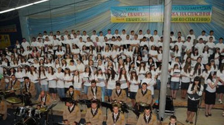 Несколько тысяч пятидесятников участвуют в национальном молодежном съезде на Житомирщине - фото 1