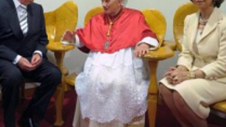 Для аудієнції з Папою потрібно дотримуватися особливого дрес-коду як королевам, так і звичайним вірним - фото 1