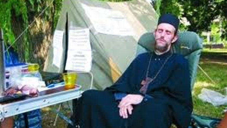Priest on Hunger Strike Faints in Front of Mariupol City Hall - фото 1