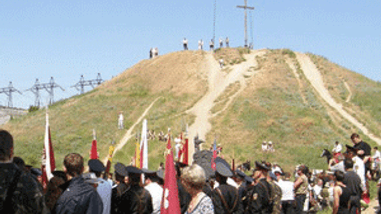 На Хортице снесли крест ради строительства самого высокого флагштока в УкраинеЕще недавно на острове Хортица стоял крест - фото 1