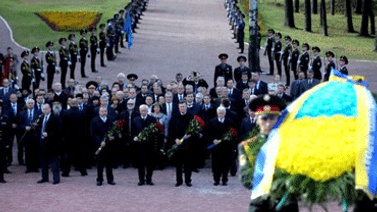 Президент Украины почтил память жертв Бабьего Яра - фото 1