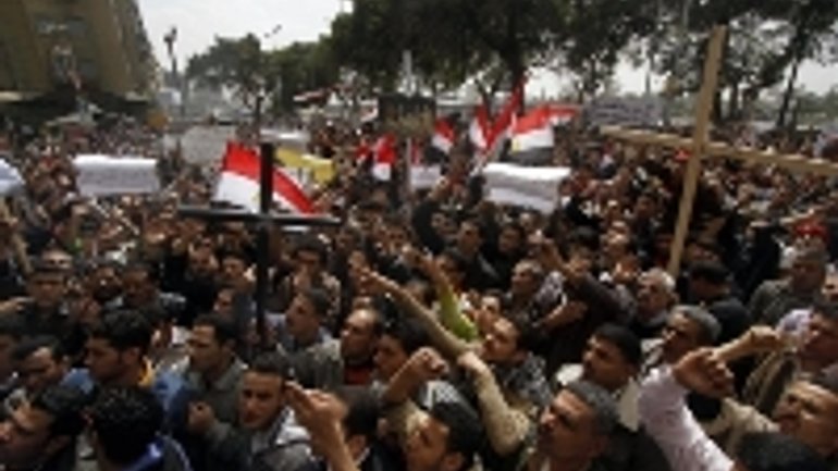 Державне телебачення Єгипту закликало всіх "чесних громадян" вийти на вулиці Каїру і допомогти армії в битві з християнами-коптами - фото 1