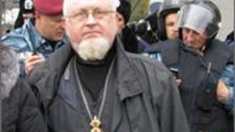 Православный священник вместе с «афганцами» и «чернобыльцами» штурмовал парламент - фото 1