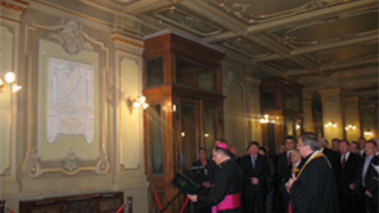 Тепер Папа Іван Павло II "оселився" у Львівській опері - фото 1