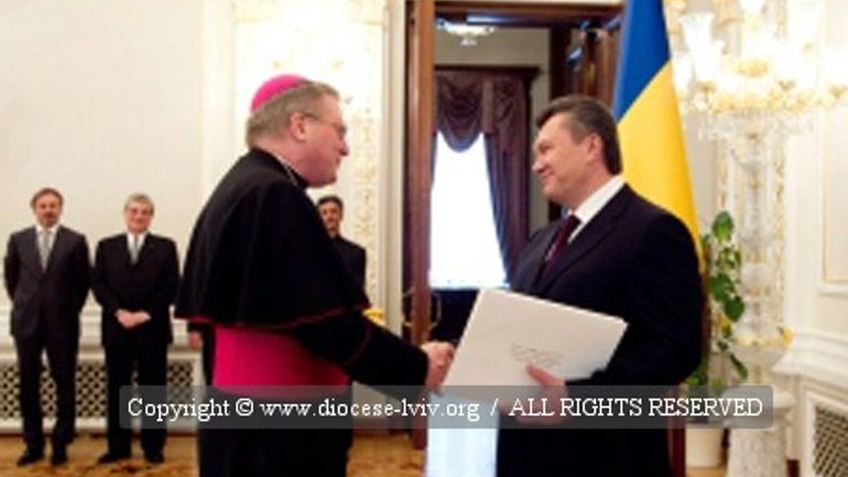 Apostolic Nuncio in Ukraine Hands Credentials to President Yanukovych - фото 1