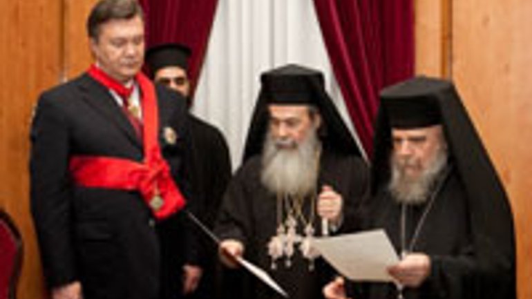 Патриарх Иерусалимский вручил Виктору Януковичу Орден Святого Гроба Господня - фото 1