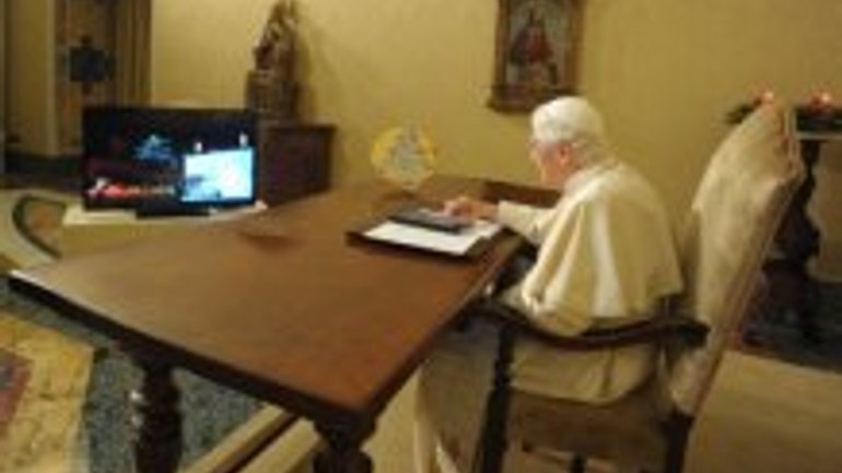 Бенедикт XVI з планшета запалив різдвяну ялинку - фото 1