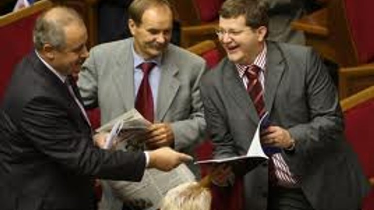 Украинским депутатам подарили по Библии - фото 1