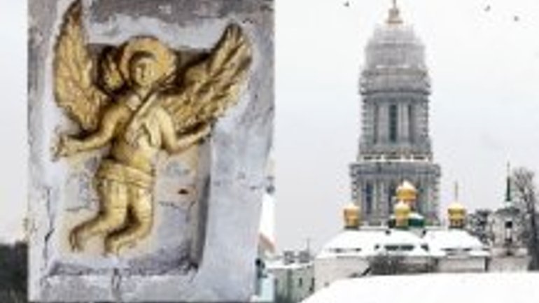 На Лаврській дзвіниці знайшли фігуру золотого янгола, яку не бачили з кінця XVIII століття - фото 1