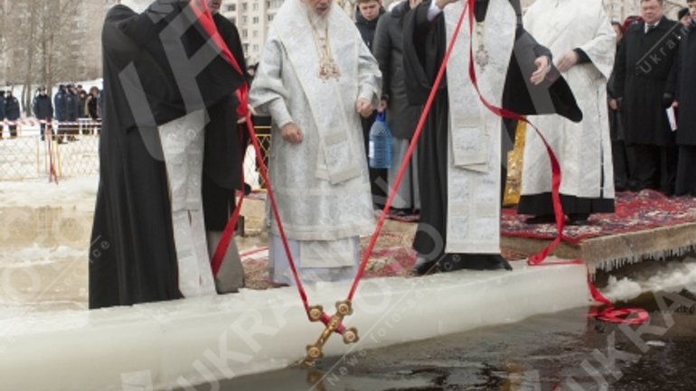 Митрополиту Володимиру цьогоріч лікарі не дозволяють святити воду в Дніпрі - фото 1