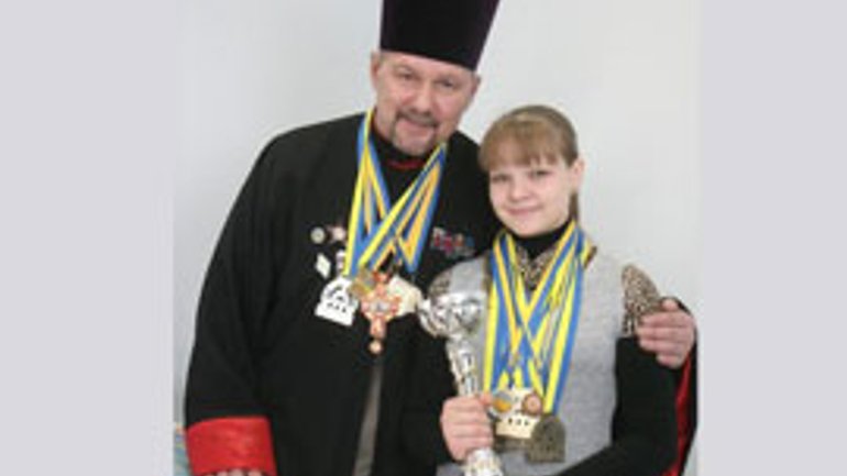 На чемпіонаті з пауерліфтингу православний священик виборов срібло, його 13-річна підопічна - золото - фото 1