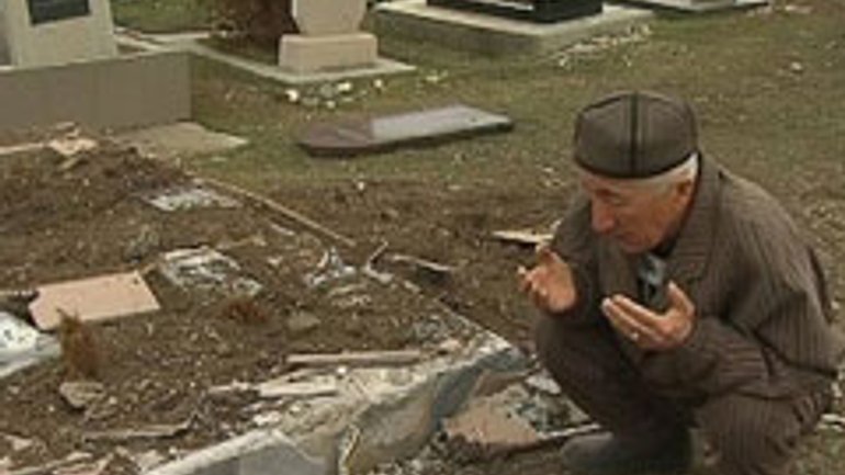 Милиция задержала подозреваемого в разрушении могил на мусульманском кладбище в Крыму - фото 1