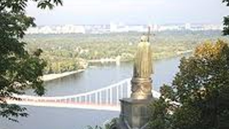Возле памятника святому Владимиру в Киеве появились трещины и провалы - фото 1