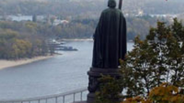 Памятник Владимиру Великому в Киеве укрепили 70 бетонными сваями - фото 1