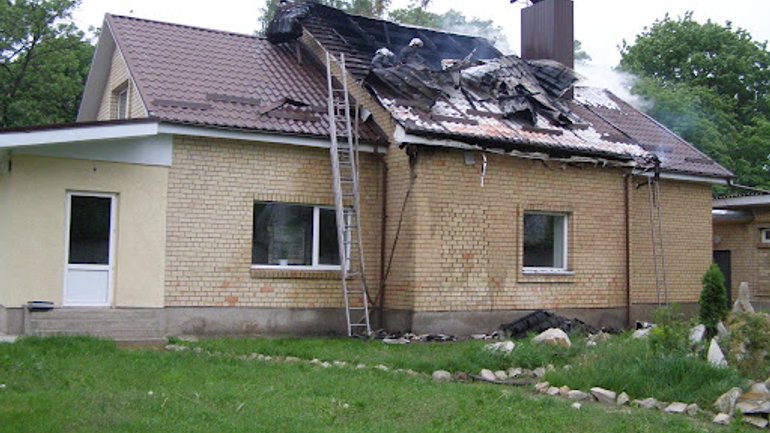 Religious Building of Jehovah's Witnesses Set on Fire in Sumy Region - фото 1