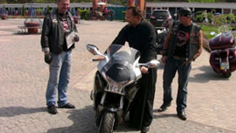 Байкеры подарили мотоцикл православному священнику - фото 1