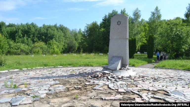 Ukrainian Teens Arrested For Damaging Holocaust Memorial - фото 1