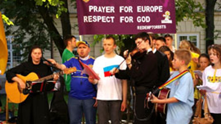 У Львові під патронатом монахів-редемптористів пройшов футбольний матч між Добром і Злом - фото 1