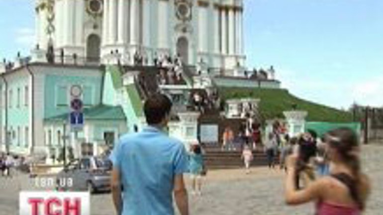 У Києві під Андріївською церквою небезпечно зсунувся ґрунт - фото 1
