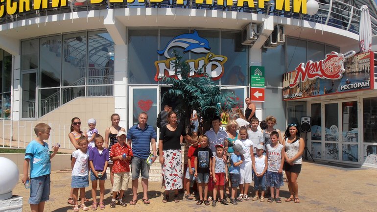 Одеський Карітас подарував потребуючим дітям незабутнє свято у дельфінарії - фото 1