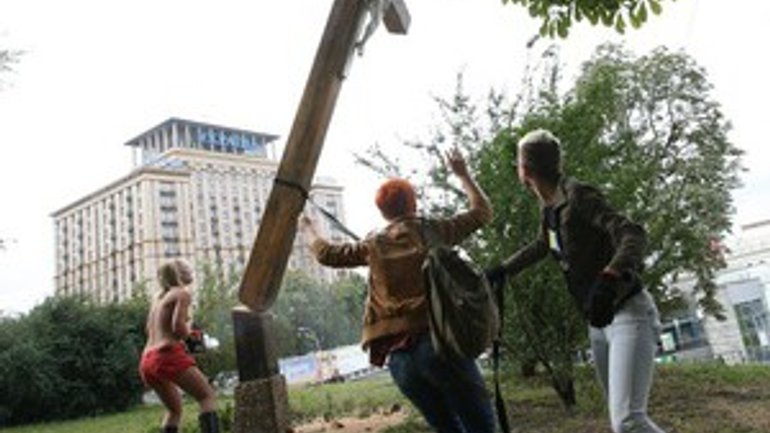 В УПЦ (МП) призвали СМИ и общество игнорировать "богохульные выходки" FEMEN - фото 1
