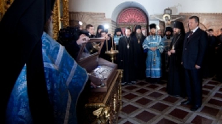 Виктор Янукович помолился в Лавре перед святыней - фото 1