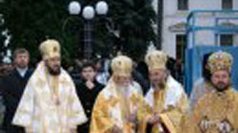 Архиєпископ УПЦ (МП) подарував Патріарху Румунської Православної Церкви ікону Агапіта Печерського - фото 1