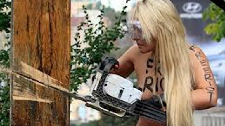 Лидера FEMEN допросили за спиленный крест - фото 1
