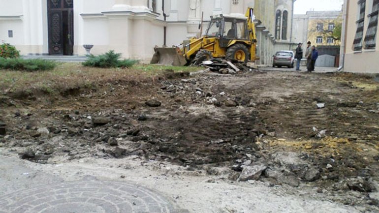 Фирма экс-мэра Одессы прокладывает дорогу под стенами католического храма - фото 1