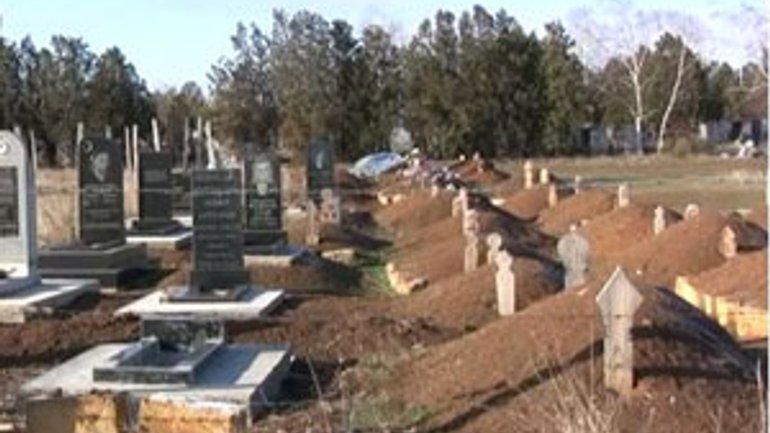 Мусульманская община и "Черноморнефтегаз" не могут определить, кому принадлежит кладбище - фото 1